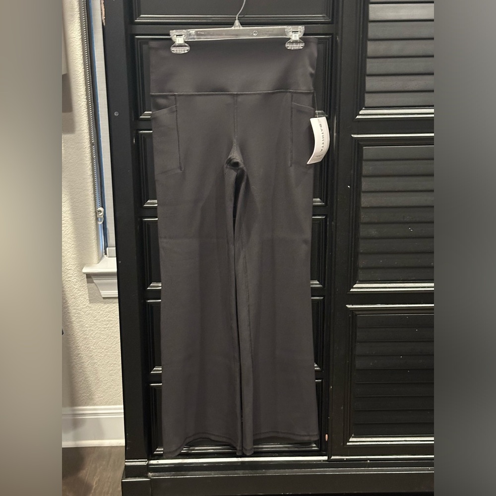 NWT Athleta Ribbed Salutation Flare Leggings. size Large Petite, Black